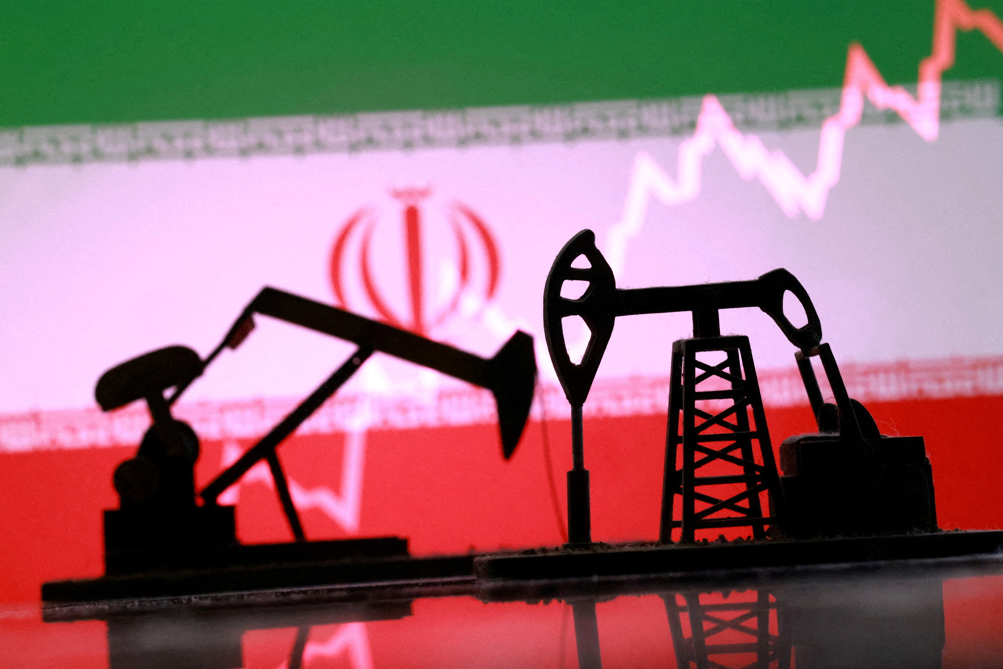 Petróleo fecha em queda e atinge menor nível desde início da guerra entre Irã e Israel