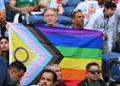 Torcedores levam bandeiras arco-íris ao jogo da Copa do Mundo entre Egito e Irã