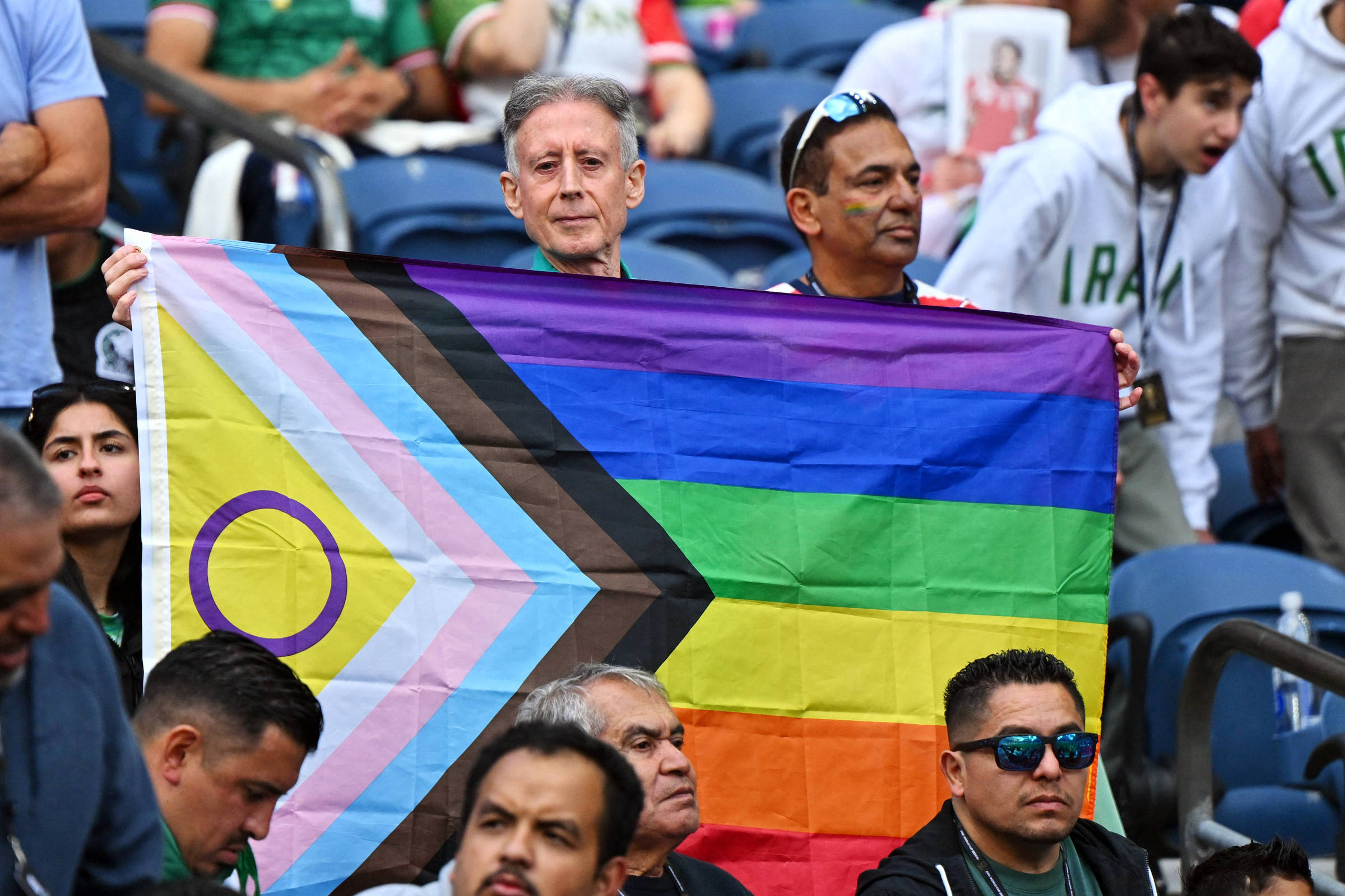 Torcedores levam bandeiras arco-íris ao jogo da Copa do Mundo entre Egito e Irã
