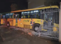 Câmeras flagram momento em que ônibus desgovernado desce rua e destrói muro em Londrina