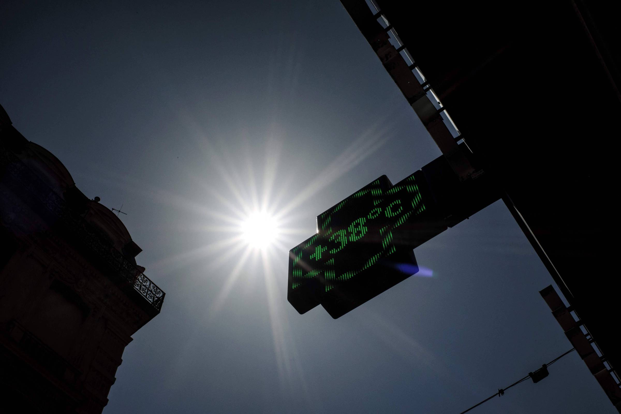 Polícia da França prende pais de gêmeas que morreram durante onda de calor