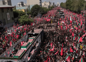 Funeral de Khamenei mobiliza multidões no Irã e tem gritos de 'morte a Trump'; veja FOTOS