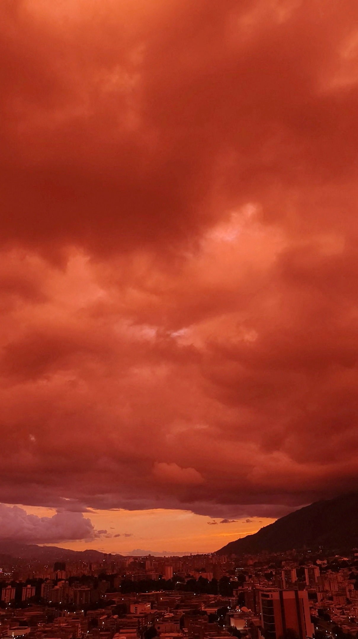 VÍDEO: pôr do sol deixa o céu vermelho intenso na capital da Venezuela