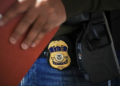 Agente do ICE mata a tiros motorista mexicano no Texas durante abordagem de veículo