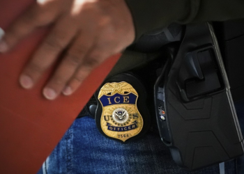 Agente do ICE mata a tiros motorista mexicano no Texas durante abordagem de veículo