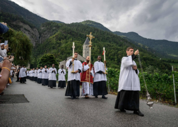 Vaticano excomunga religiosos de grupo ultratradicionalista