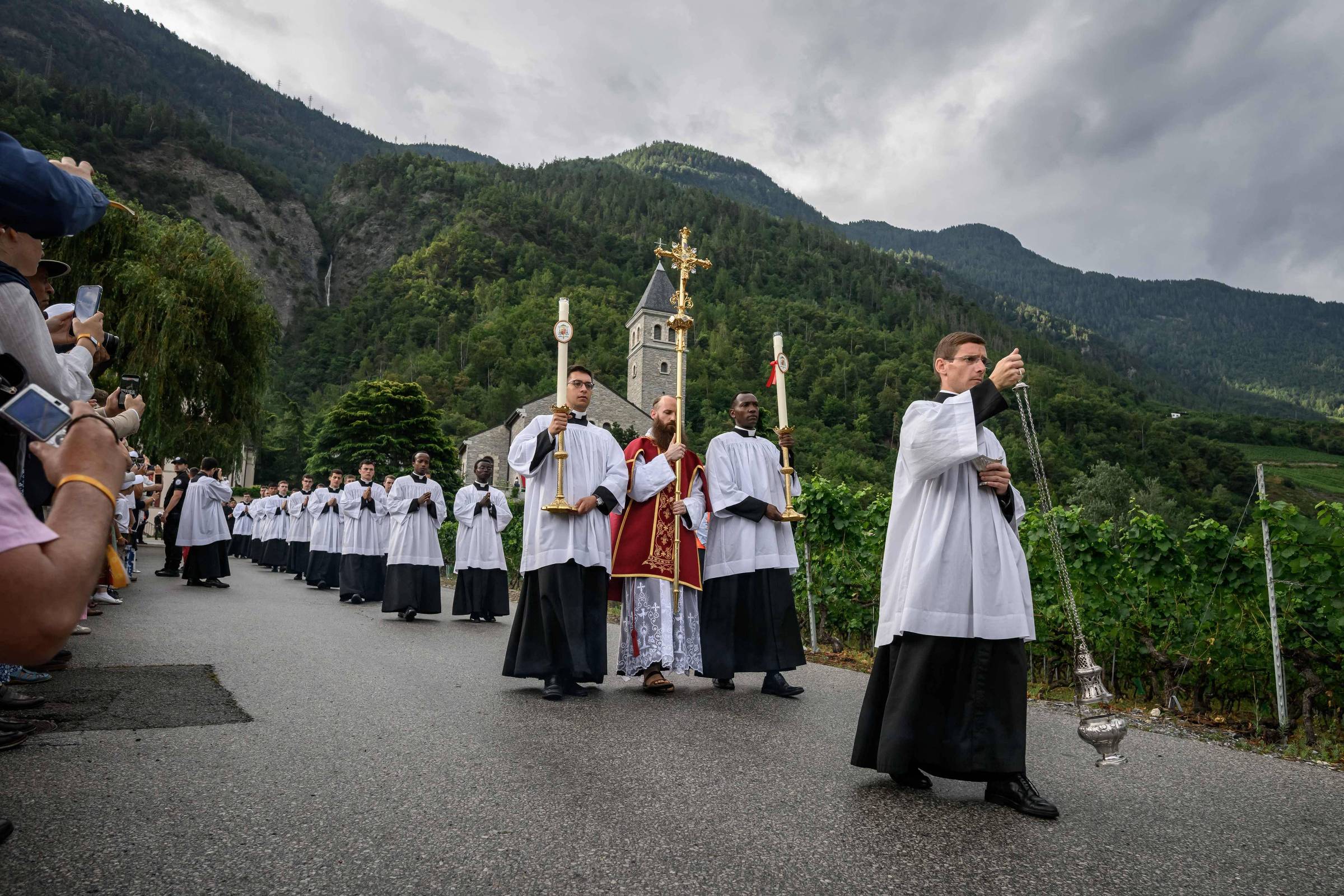 Vaticano excomunga religiosos de grupo ultratradicionalista
