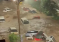 Enchentes intensas deixam estradas e veículos submersos no norte da China