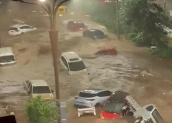 Enchentes intensas deixam estradas e veículos submersos no norte da China