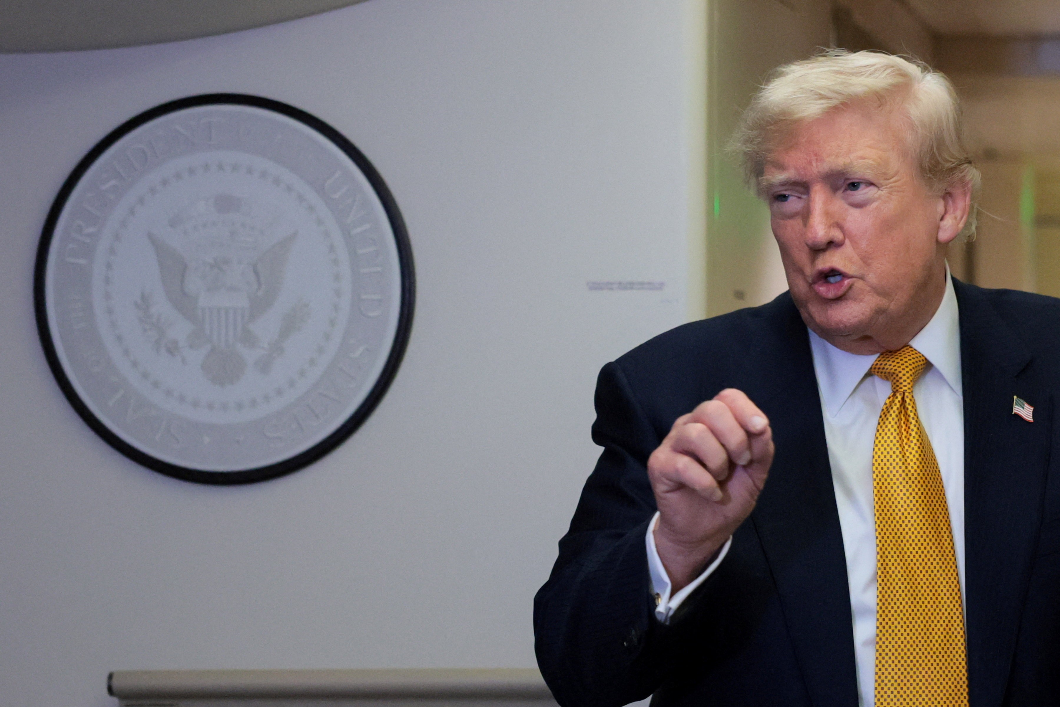 Trump diz que EUA vão controlar o Estreito de Ormuz e que 'serão pagos por isso'