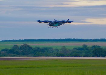 eVTOL de subsidiária da Embraer inicia nova fase de ensaios em voo