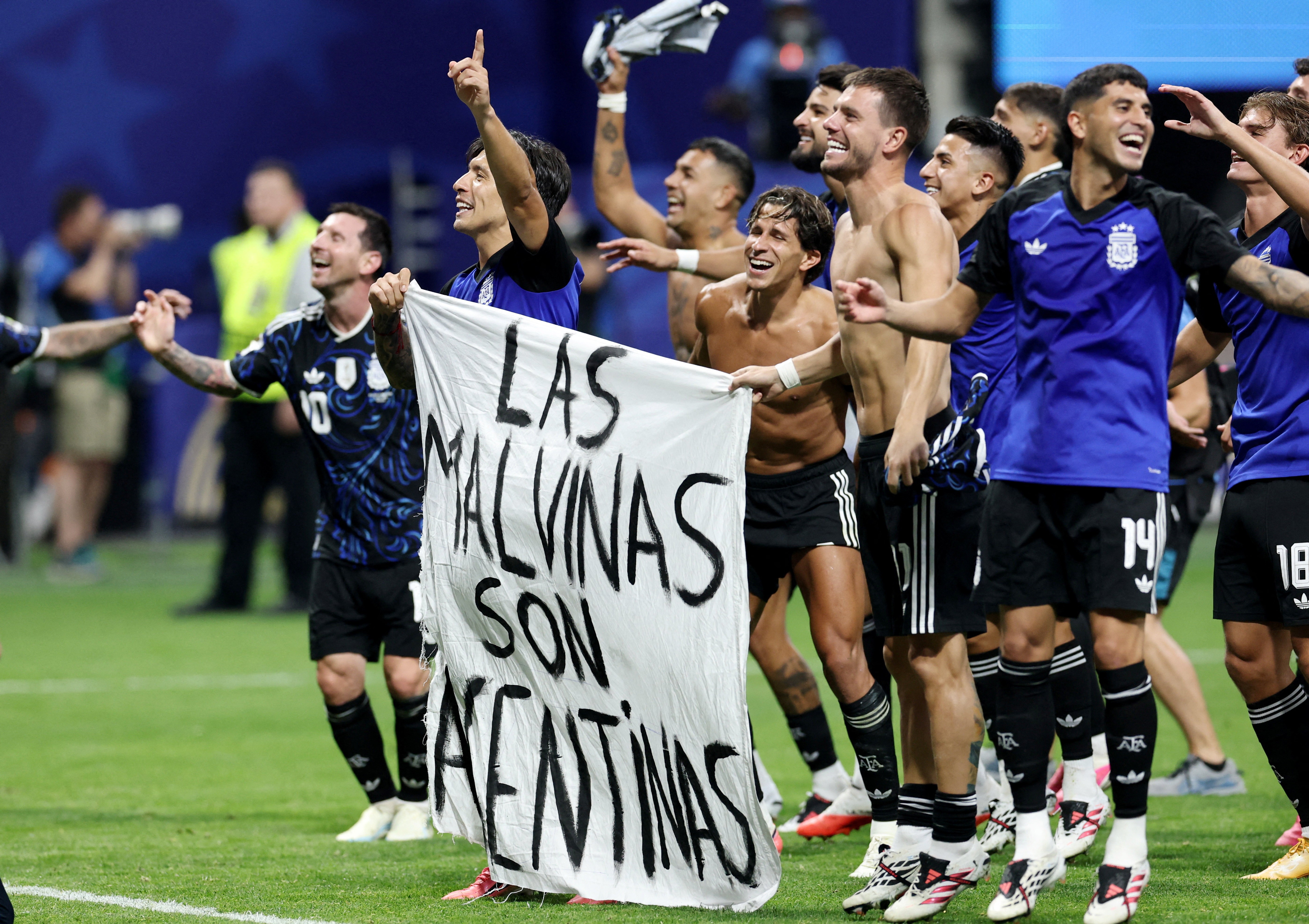 'As Malvinas são argentinas': entenda a provocação da faixa exibida por jogadores após eliminarem a Inglaterra da Copa