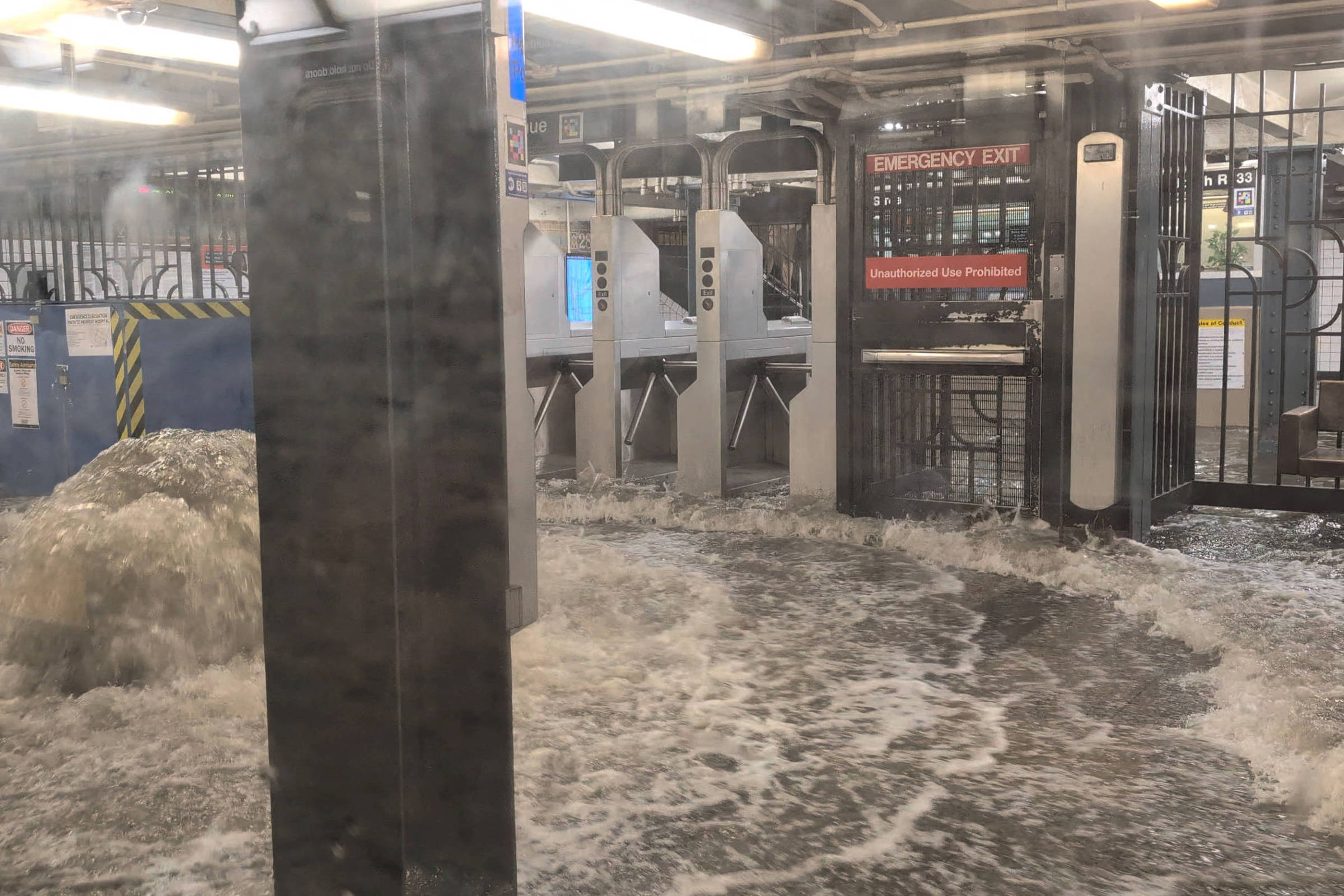Tempestade provoca enchentes e deixa veículos ilhados em Nova York