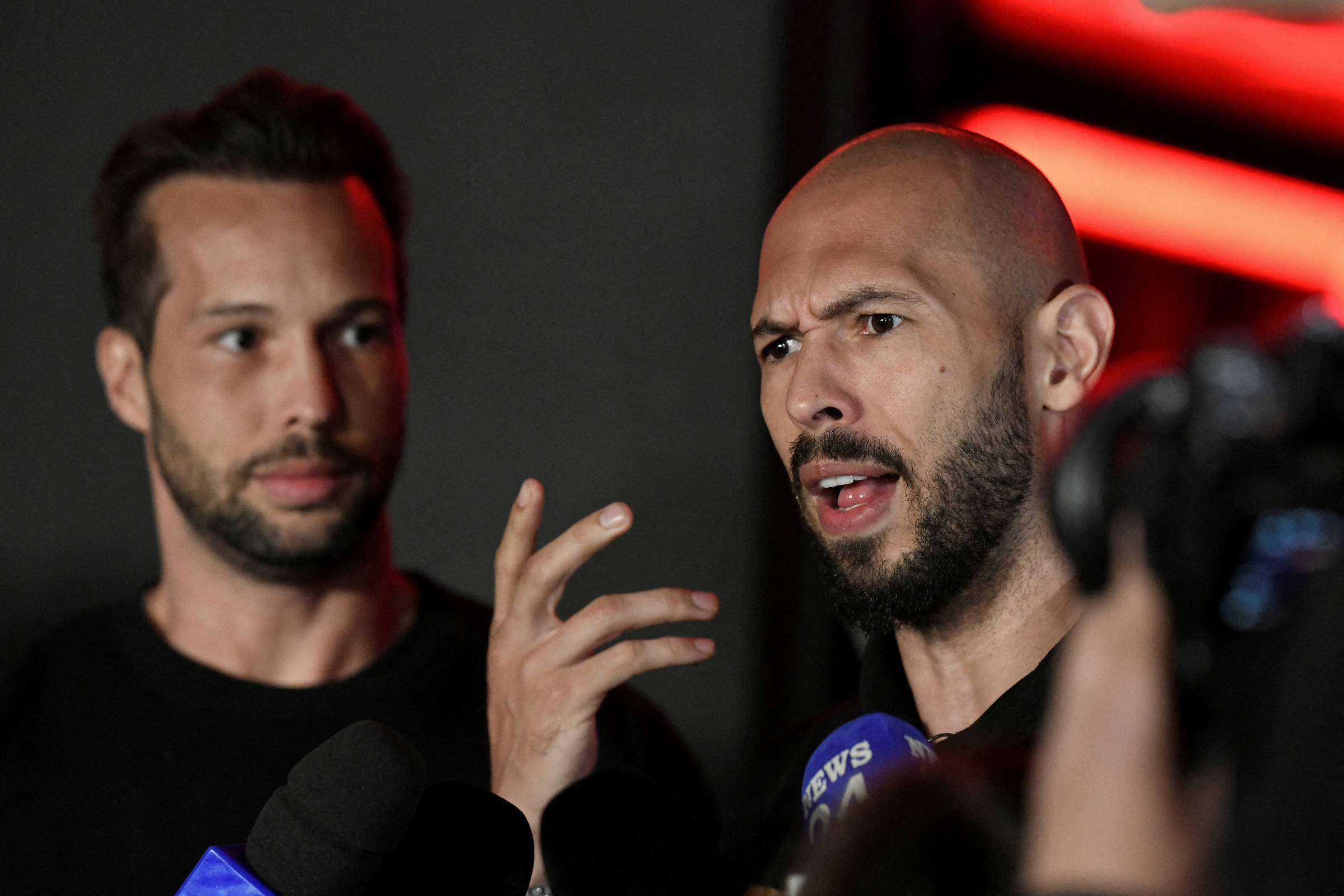 Andrew e Tristan Tate, influenciadores da 'machosfera' acusados de estupro, são presos em Miami, diz agência