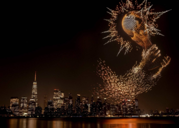 Show de drones ilumina a noite de NY com imagens dos finalistas da Copa