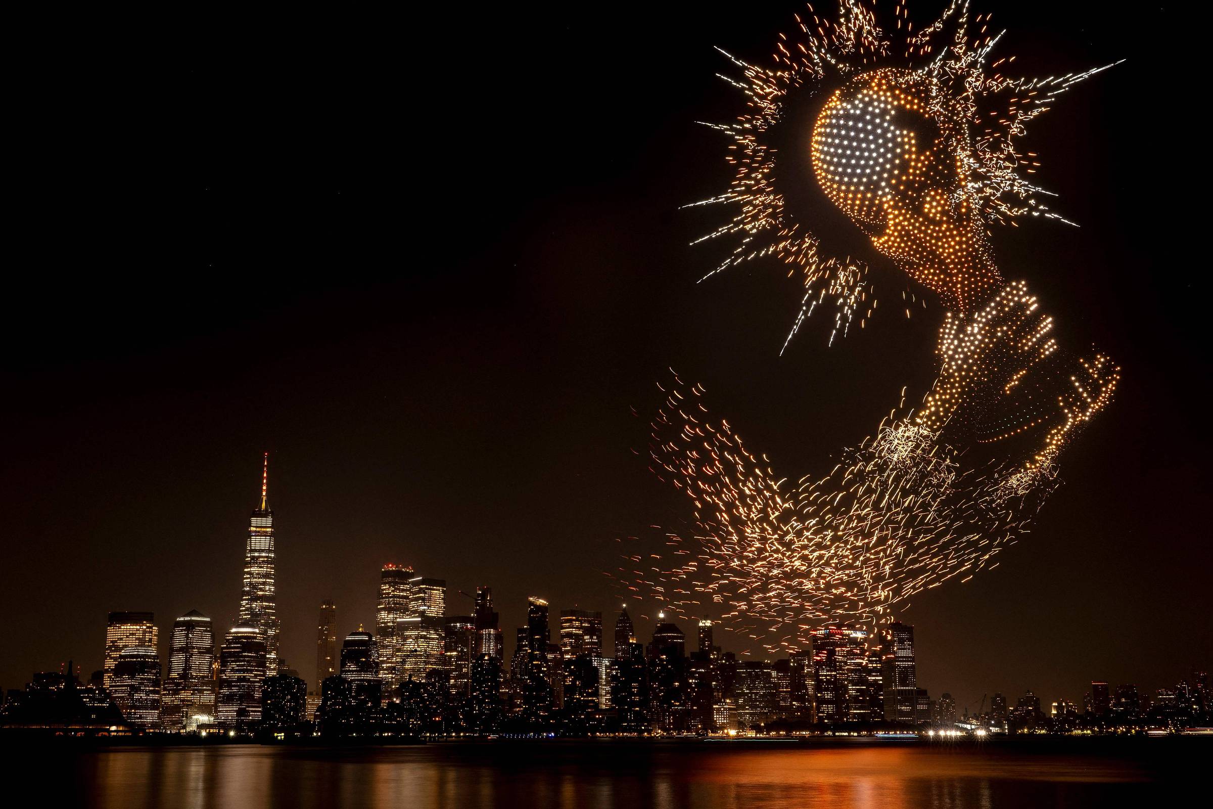 Show de drones ilumina a noite de NY com imagens dos finalistas da Copa