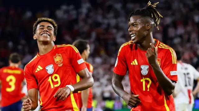 Nico Williams, da seleção espanhola, entrega medalha da Copa à mãe, ganesa que cruzou o Saara e chegou a nado à Espanha