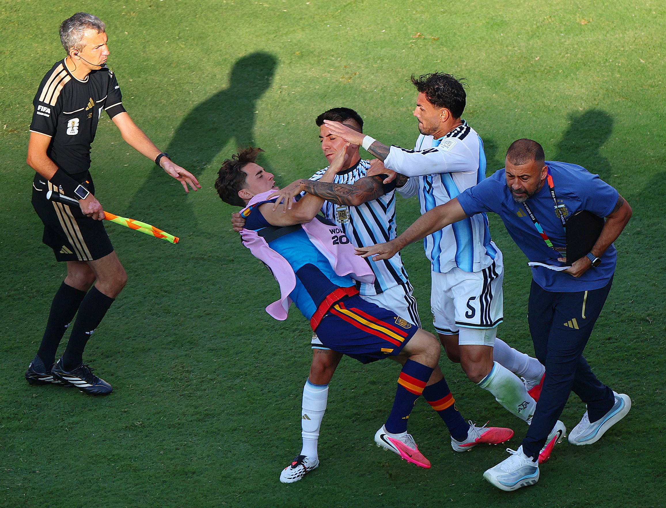 Fifa vai investigar briga entre jogadores de Espanha e Argentina após a final da Copa do Mundo