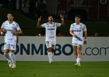 Futebol na Venezuela volta com vitória do Santos em estádio esvaziado