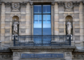 Novo diretor do Louvre anuncia reabertura de galeria saqueada por ladrões em outubro de 2025
