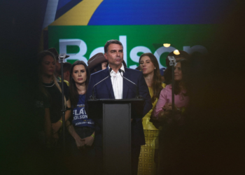 Flávio deve formar conselho de campanha com aliados para rebater isolamento