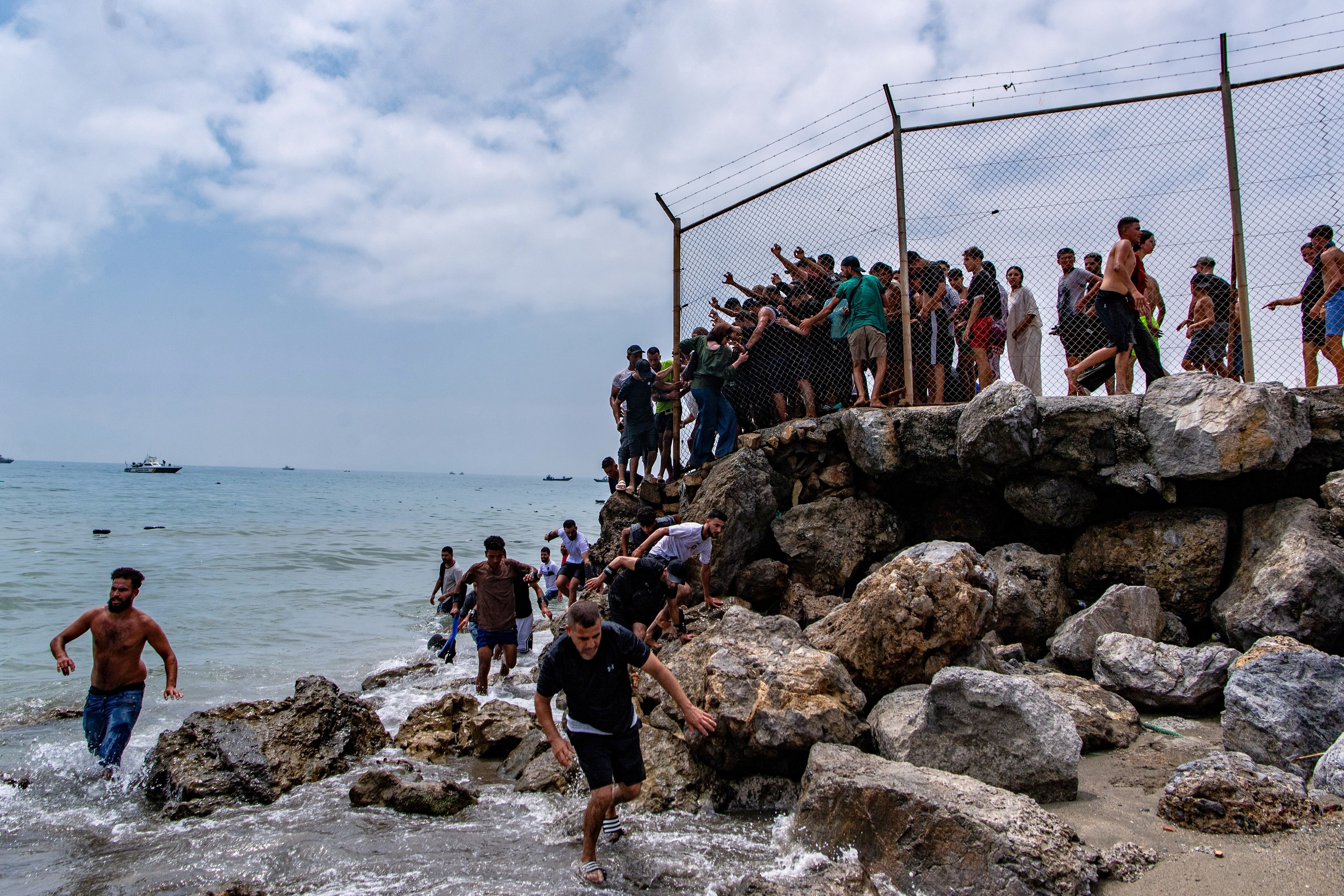 O que se sabe sobre a chegada a nado de imigrantes marroquinos a Ceuta