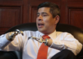 Quem é Luis Galarreta, vice de Keiko Fujimori, que perdeu as mãos quando bebê e usa ganchos como prótese