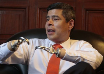 Quem é Luis Galarreta, vice de Keiko Fujimori, que perdeu as mãos quando bebê e usa ganchos como prótese