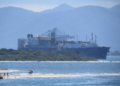 Navio é atingido por projétil perto de Omã em meio à expectativa de novos ataques dos EUA e Israel ao Irã