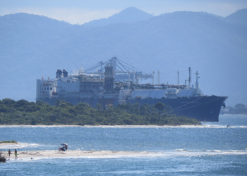 Navio é atingido por projétil perto de Omã em meio à expectativa de novos ataques dos EUA e Israel ao Irã