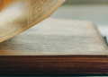 Por que uma gigante de IA está destruindo livros raros (literalmente)