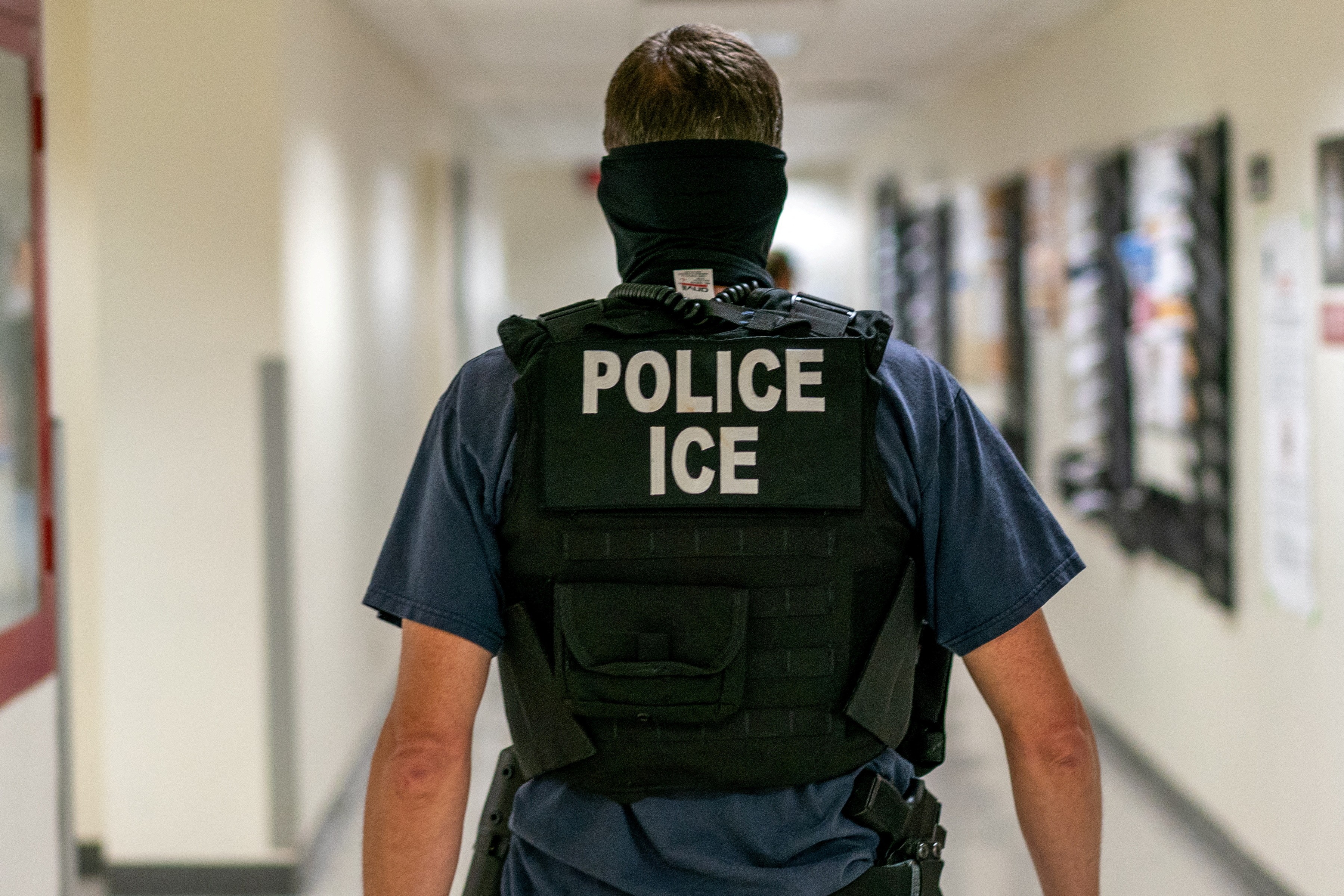 ICE concluirá instalação de câmeras corporais em agentes até o fim de agosto