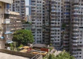Prédios que desafiam a gravidade e ruas em andares: como é viver em Chongqing, na China