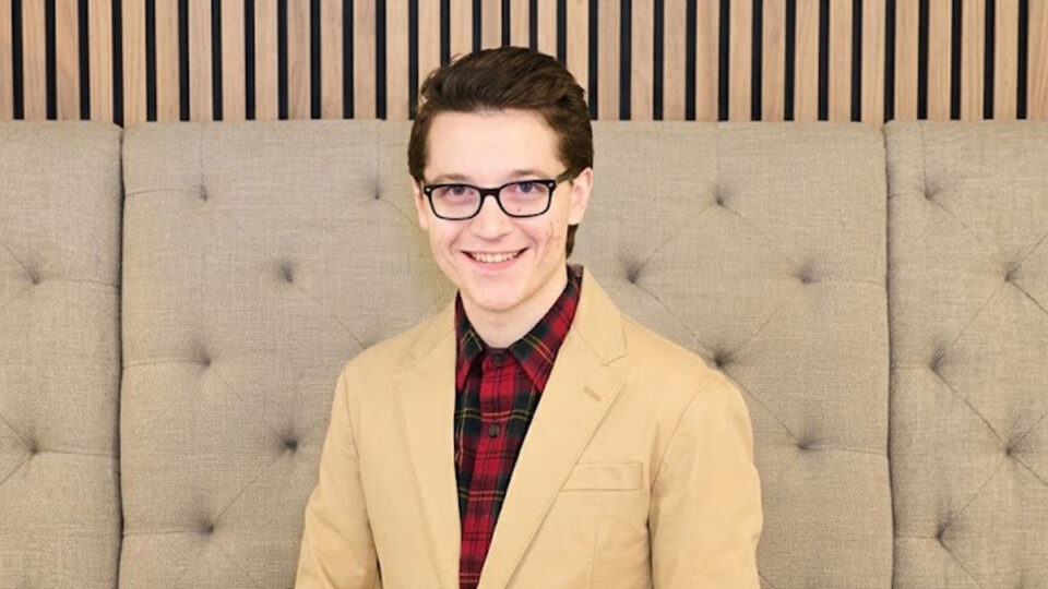 Youtuber conhecido por contestar Deus anuncia que se converteu ao catolicismo