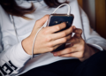 'Dinheiro fácil': Como grupos armados estão usando Facebook e TikTok para recrutar menores na Colômbia