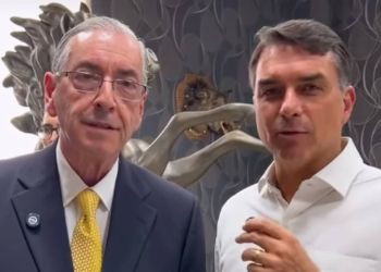 Flávio Bolsonaro grava vídeo para apoiar Eduardo Cunha, ex-presidente da Câmara cassado em 2016