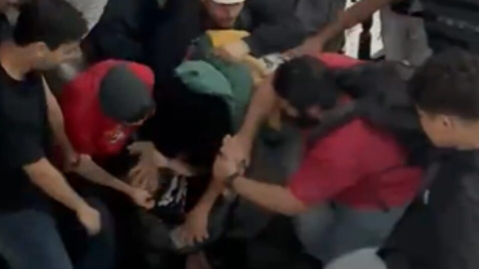 Alunos da UFRJ espancam colega por usar camiseta associada ao nazismo