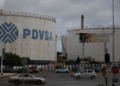Gestão Trump negocia com governo interino da Venezuela para assumir parte das reservas de petróleo do país, diz site