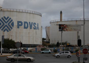 Gestão Trump negocia com governo interino da Venezuela para assumir parte das reservas de petróleo do país, diz site