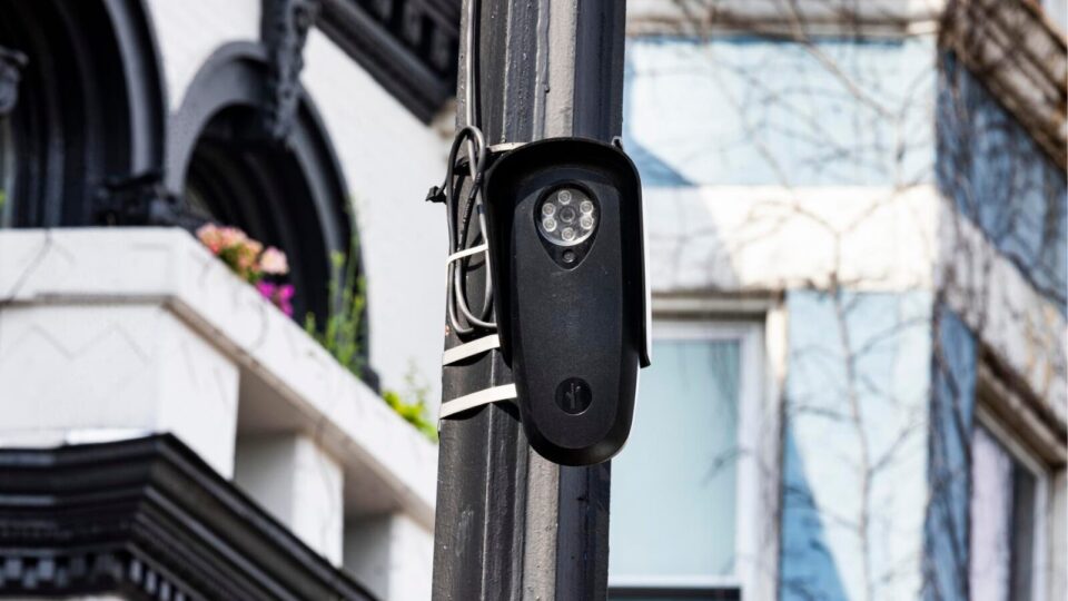 Rede de câmeras Flock gera polêmica sobre vigilância e privacidade na Califórnia