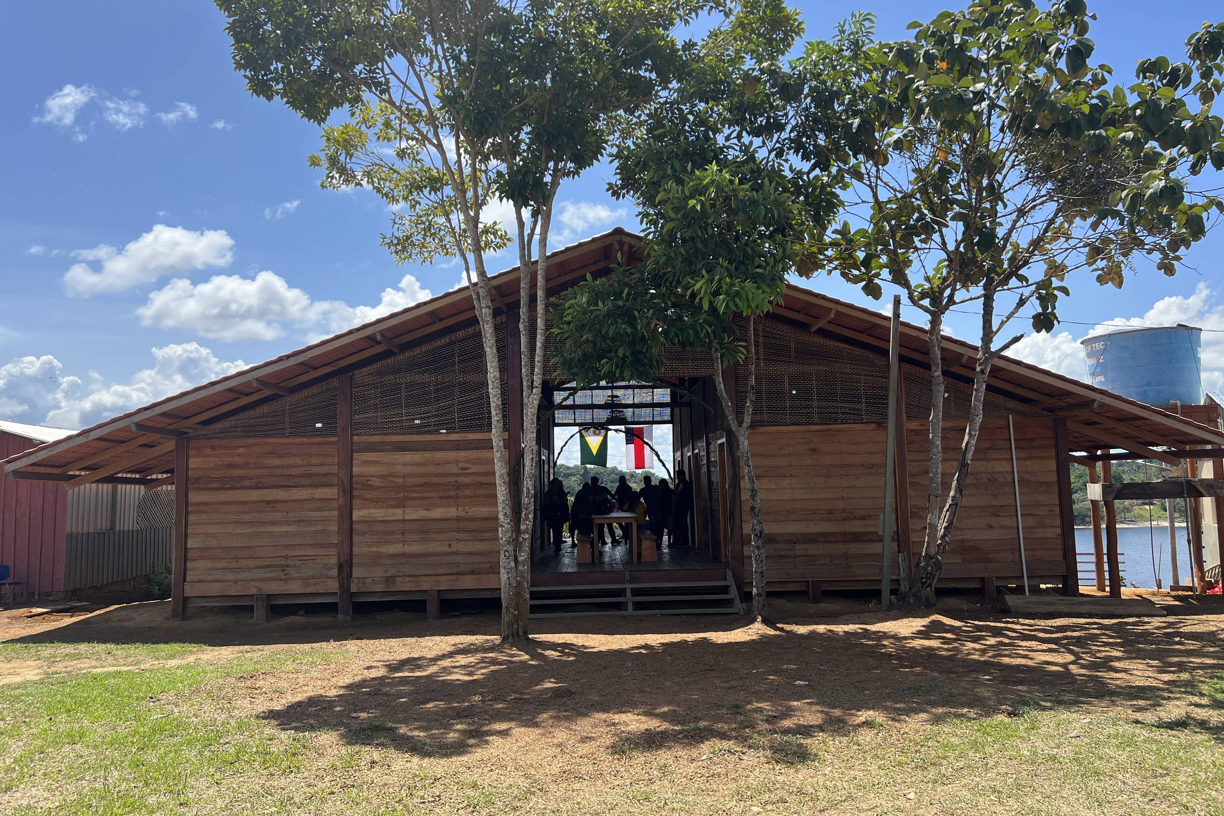 Escolas ribeirinhas de cidade do Amazonas ganham banheiros e estrutura sustentável