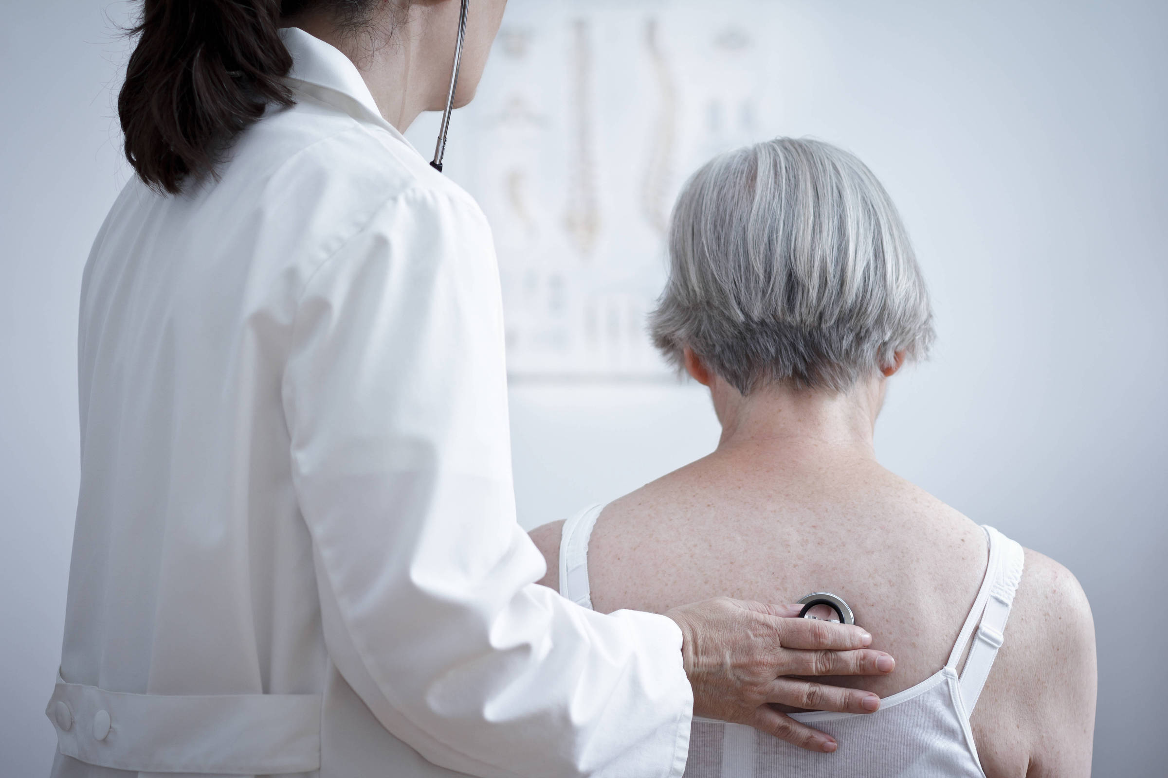 Diretriz global para pneumonia grave se apoia em pacientes brancos e de países ricos, diz estudo