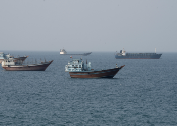 EUA restringem horários de proteção militar a navios no Estreito de Ormuz, diz jornal