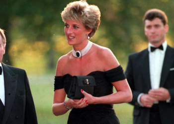 A história do 'vestido da vingança', usado pela princesa Diana após confissão de traição do rei Charles 3°, que agora vai a leilão