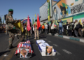 Irã faz desfile militar com 'caixões' de Trump e Netanyahu e batalhão de mulheres com AK-47; FOTOS