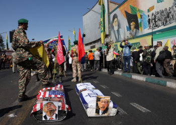 Irã faz desfile militar com 'caixões' de Trump e Netanyahu e batalhão de mulheres com AK-47; FOTOS