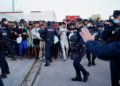 Em Ceuta, polícia espanhola transfere migrantes de praias para alojamento temporário no porto