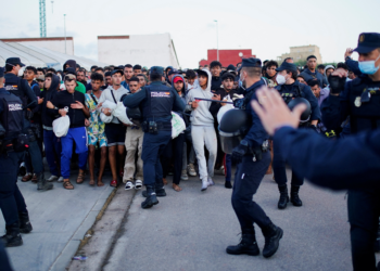 Em Ceuta, polícia espanhola transfere migrantes de praias para alojamento temporário no porto