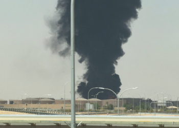 VÍDEO mostra imensa coluna de fumaça negra na capital da Arábia Saudita após ataque