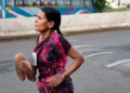 A mãe que viralizou ao correr descalça (e vencer) uma corrida para poder comprar o material escolar da filha